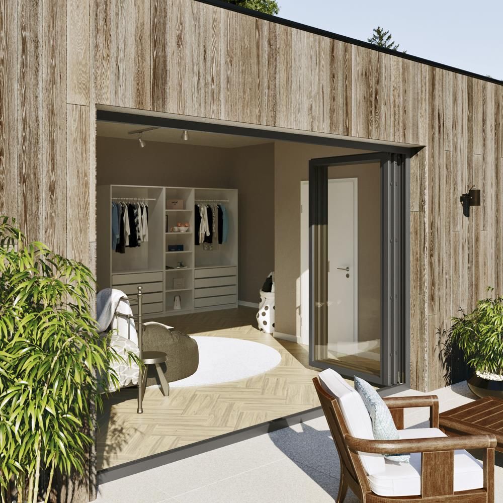 Posición abierta del sistema Rehau Panorama Swing instalado en casa, vista desde la calle