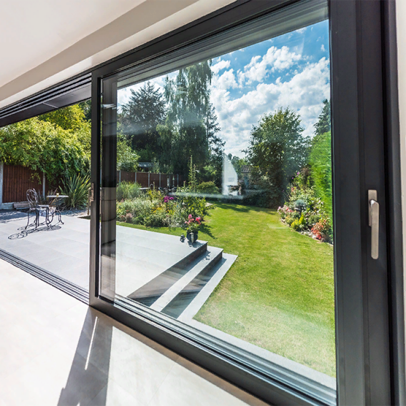 Posición abierta del sistema Rehau Geneo HST, vista interior desde villa