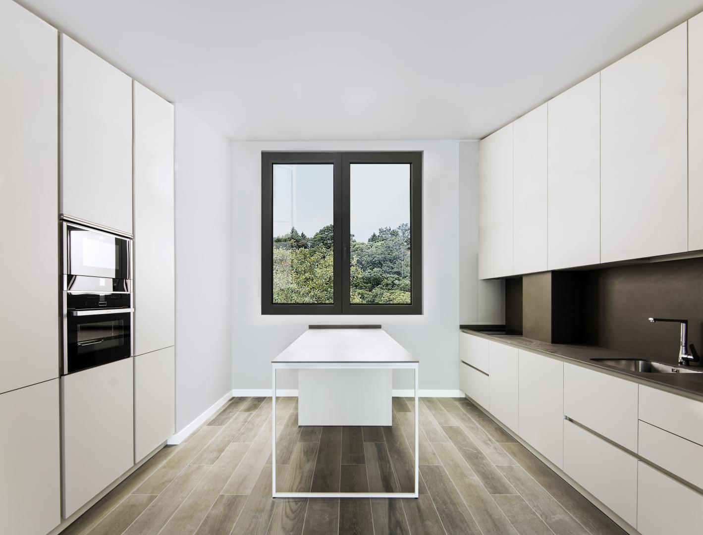 Vista panorámica a través de ventana Cortizo COR 70