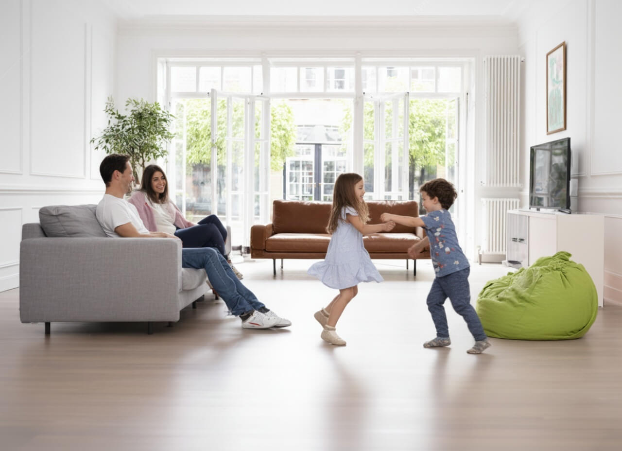 Una familia feliz con nuevas ventanas de PVC